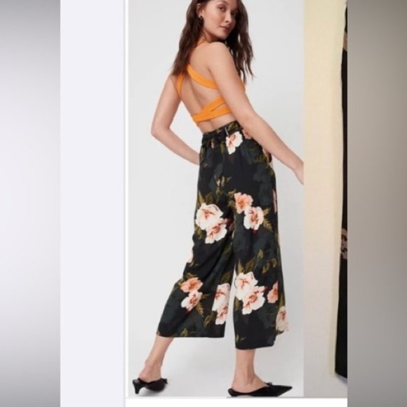 ❗️SOLD❗️Aritzia Wilfred Black Floral Satin Ankle Faun Pants Size M - Picture 2 of 10